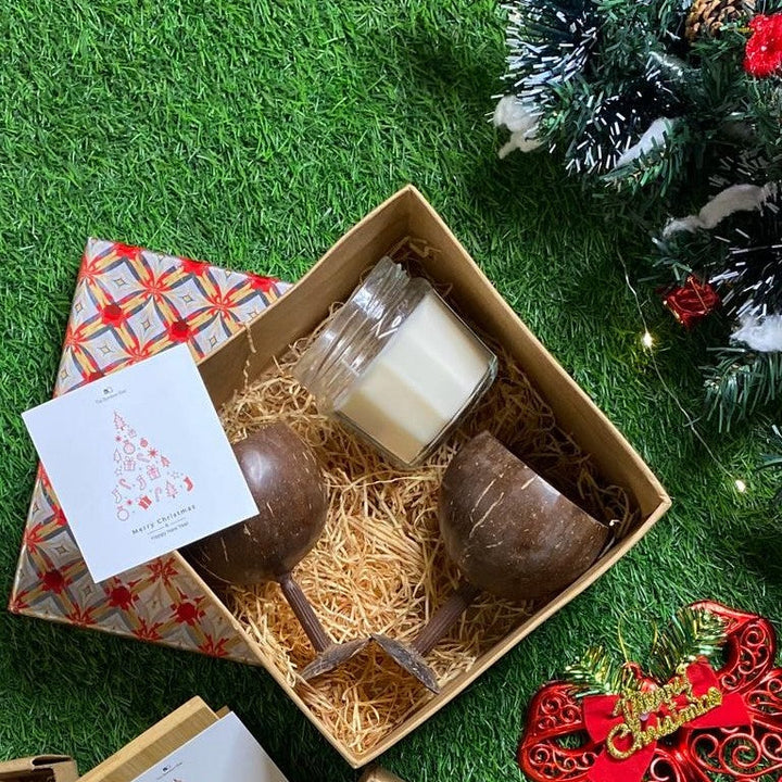 صندوق هدايا سانتا المخمور | احتفال مستدام مع كؤوس النبيذ وشمعة الصويا